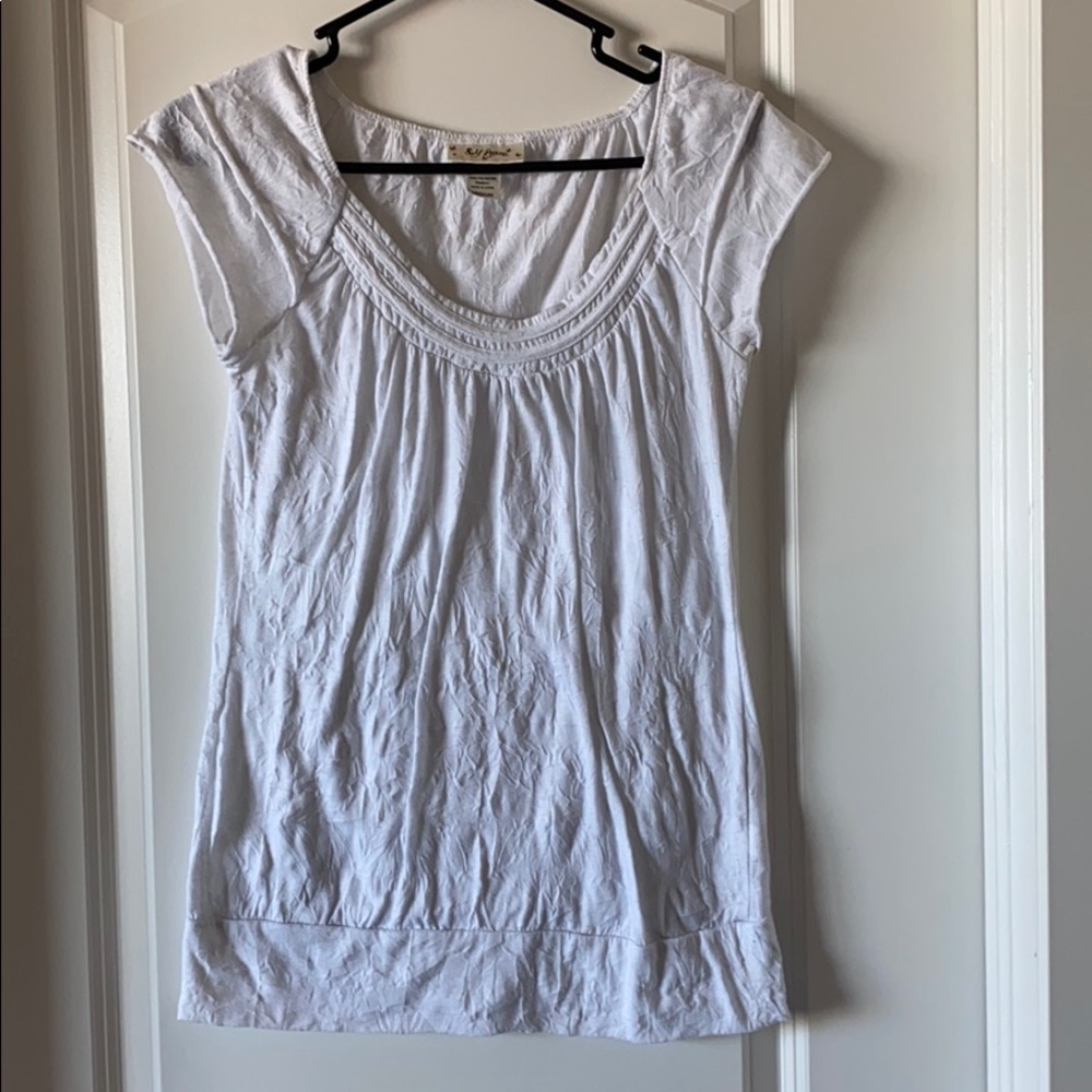 White crinkled top